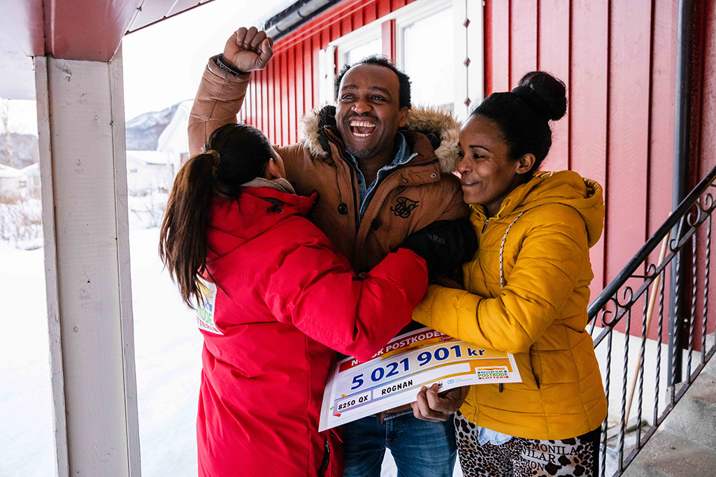 I januar i år kunne Bahta og Amleset – sammen med 60 naboer fra Rognan i Salten – juble etter å ha vunnet lotteriets kjempegevinst. Foto: Yina Chan.